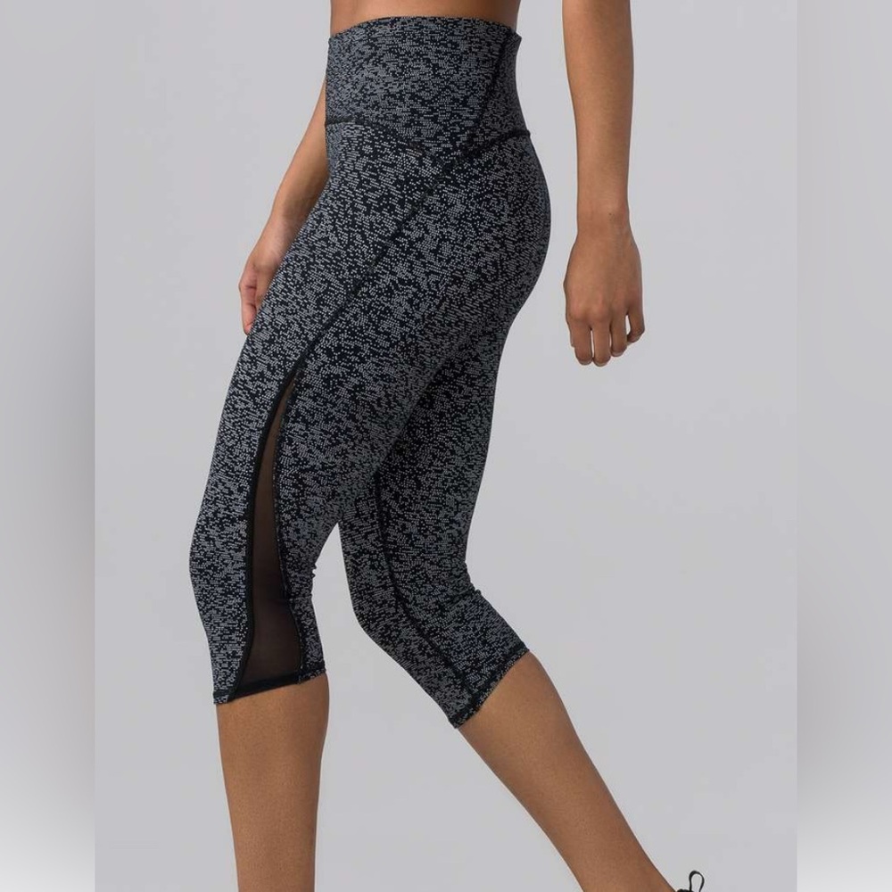 Women's Grey Patterned Train Times Crop 17” Leggings with Mesh Panel Sz 4
